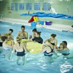 Letni kurs pływania niemowląt i nauki pływania dla dzieci z udziałem rodzica